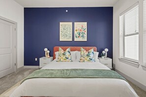 Een bureau, een strijkplank/strijkijzer, reisbedje, wifi