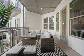 Outdoor dining - Luxe 2BR | 2 King Beds + Gym & Pool Access (Dallas)