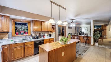 KylskÄp, mikrovÄgsugn, spishÀll och diskmaskin