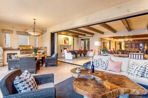 Vila Mewah, pemandangan samudra | Makan di kamar