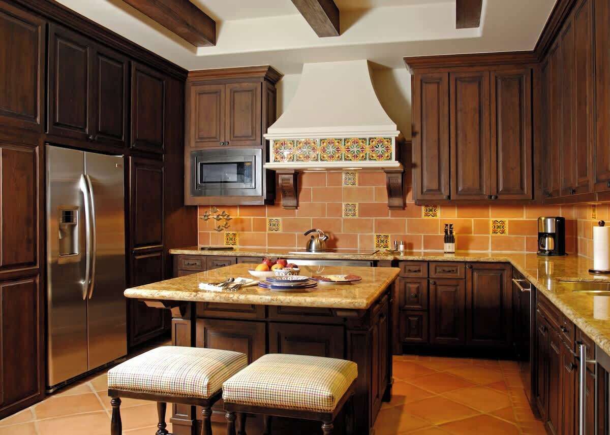 Full-sized fridge, microwave, oven, stovetop