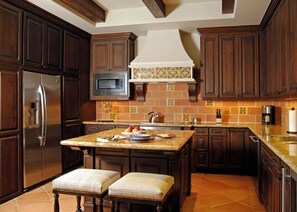 Full-size fridge, microwave, oven, stovetop