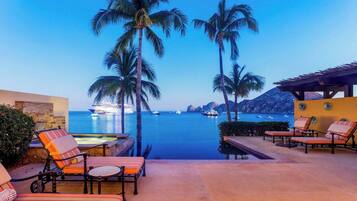 Villa de lujo, vista al océano | Caja de seguridad en la habitación y escritorio