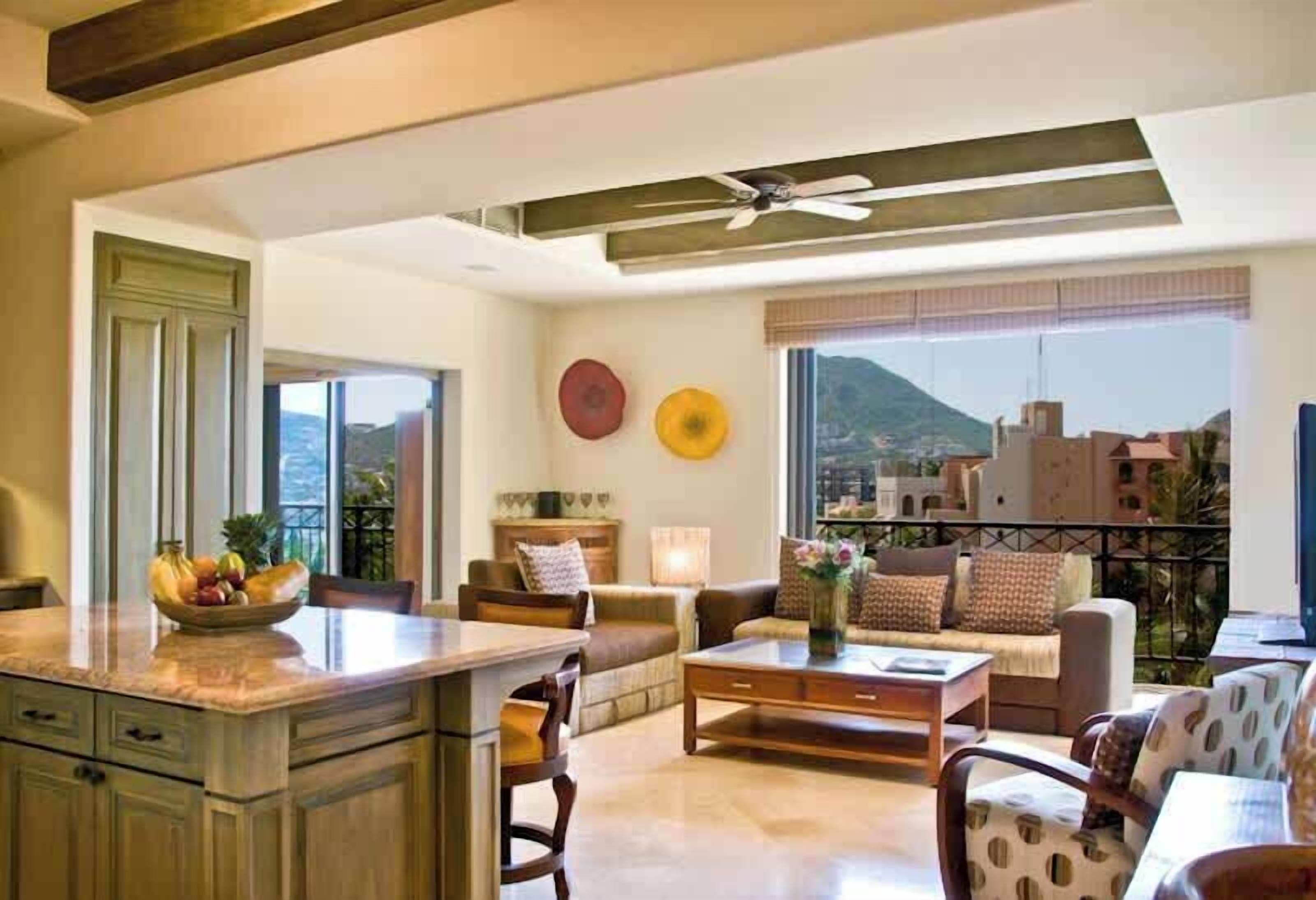 Kondo Mewah, pemandangan samudra | Brankas, meja kerja, ruang kerja ramah laptop, dan tirai kedap cahaya