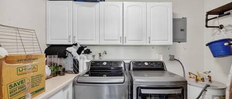 Mikrowelle, Wasserkocher mit Kaffee-/Teezubehör