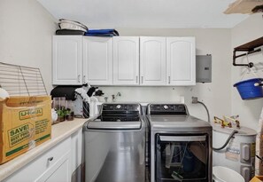 Frigorífico, microondas, cafetera o tetera y utensilios de cocina