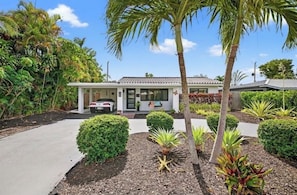 Exterior - Charming house with own suite in FTL.. Separate entrance. Pets allowed! (Fort Lauderdale)