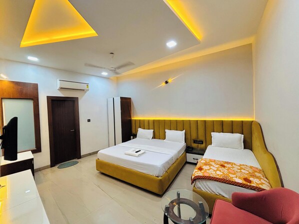 Triple Room | Free WiFi, bed sheets
