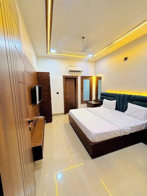 Deluxe Double Room | Free WiFi, bed sheets - Hotel sadhana palace (Mathura)