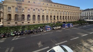 A large, historic building with classical architecture, including arched windows and a symmetrical facade. - Grand Théâtre view - Stylish 60m2 apartment (Bordeaux)