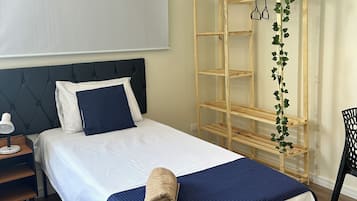 Planxa i posts de planxar, wifi i roba de llit
