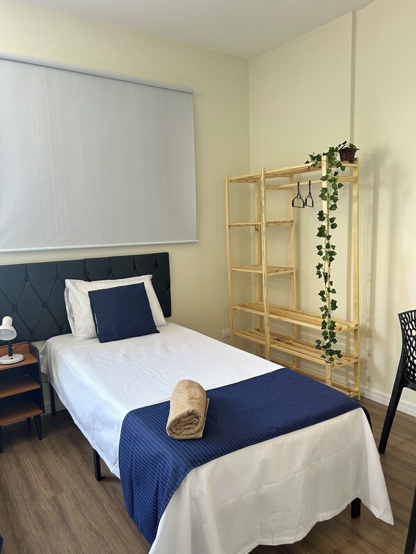 Tabla de planchar con plancha, wifi, ropa de cama