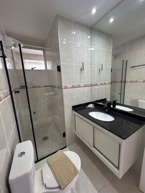 Douche, séchoir à cheveux, serviettes fournies, savon