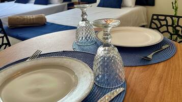 Silitysrauta/-lauta, Wi-Fi, vuodevaatteet