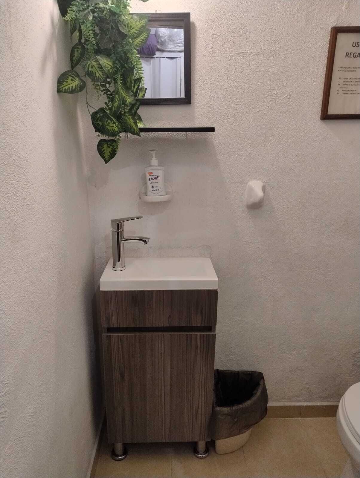 Hårtork, handdukar, tvål och schampo