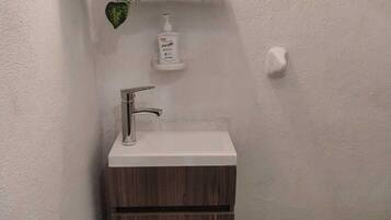 Hårtork, handdukar, tvål och schampo