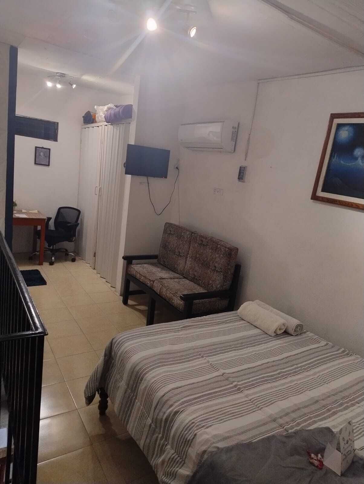 1 sovrum, skrivbord, strykjärn/strykbräda och gratis wi-fi