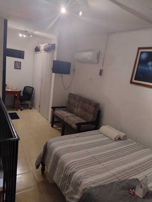 1 sovrum, skrivbord, strykjärn/strykbräda och gratis wi-fi