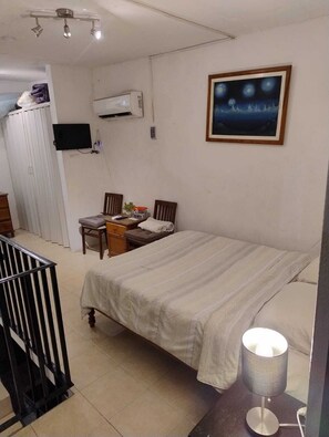 1 habitación, tabla de planchar con plancha, wifi y ropa de cama 