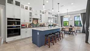 Nhà, nhiều giường, có thể sử dụng hồ bơi, quang cảnh hồ bơi (Love Shack) | Bếp riêng | Dụng cụ pha cà phê/trà 