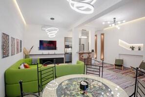 TV - 2 Bedroom Art Deco Apartment - Centre Marrakech Guéliz (Marrakech)