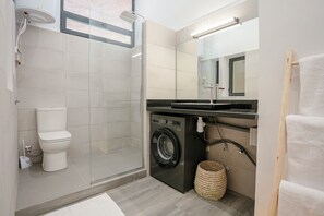 Shower, hair dryer, bidet, towels - 2 Bedroom Art Deco Apartment - Centre Marrakech Guéliz (Marrakech)