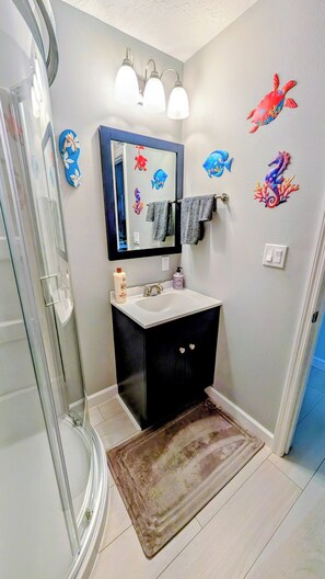 Dusche, Haartrockner, Handtücher, Seife