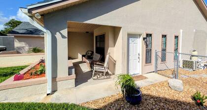 Tranquil studio with AC in quiet Merritt Island neighborhood