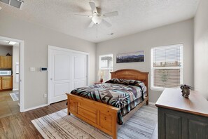 3 bedrooms, desk, iron/ironing board, free WiFi - Rio Rancho Stay • SW-Style • Sandia Mountain Views (Rio Rancho)