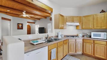 Geladeira, micro-ondas, fogão, cooktop