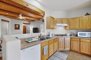 Fridge, microwave, oven, stovetop - Rio Rancho Stay • SW-Style • Sandia Mountain Views (Rio Rancho)