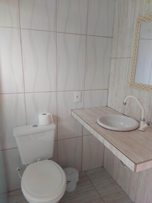 Dusche, Haartrockner, Toilettenpapier
