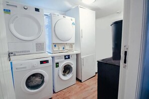 Three Bed Room Apartment (6 guest) | Soundproofing, iron/ironing board, free WiFi, bed sheets - Rushlome Rooms (Cheadle)