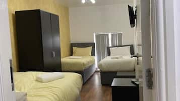 Standard Triple Room - Shared | Insonorizzazione, ferro/asse da stiro, Wi-Fi gratuito, lenzuola