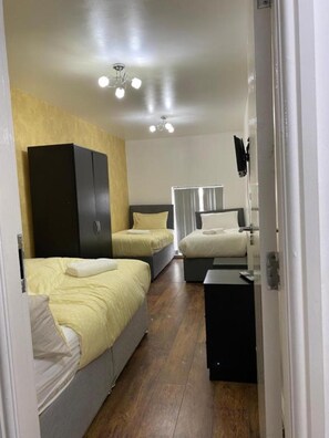 Standard Triple Room - Shared | Chambres insonorisées, fer et planche à repasser, Wi-Fi gratuit