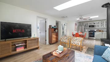 Smart TV, chimenea, libros y biblioteca musical