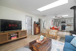 Smart TV, chimenea, libros, biblioteca de música