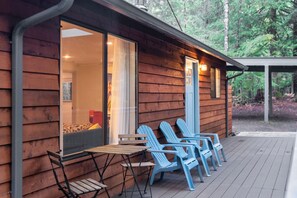 Terrace/patio - The Harold - Quiet & Cozy, Bunkbed, Firepit, Grill (Hoodsport)