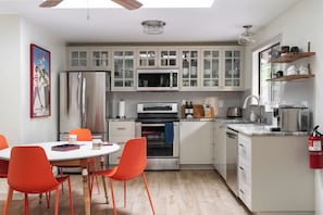 Fridge, microwave, oven, stovetop - The Harold - Quiet & Cozy, Bunkbed, Firepit, Grill (Hoodsport)