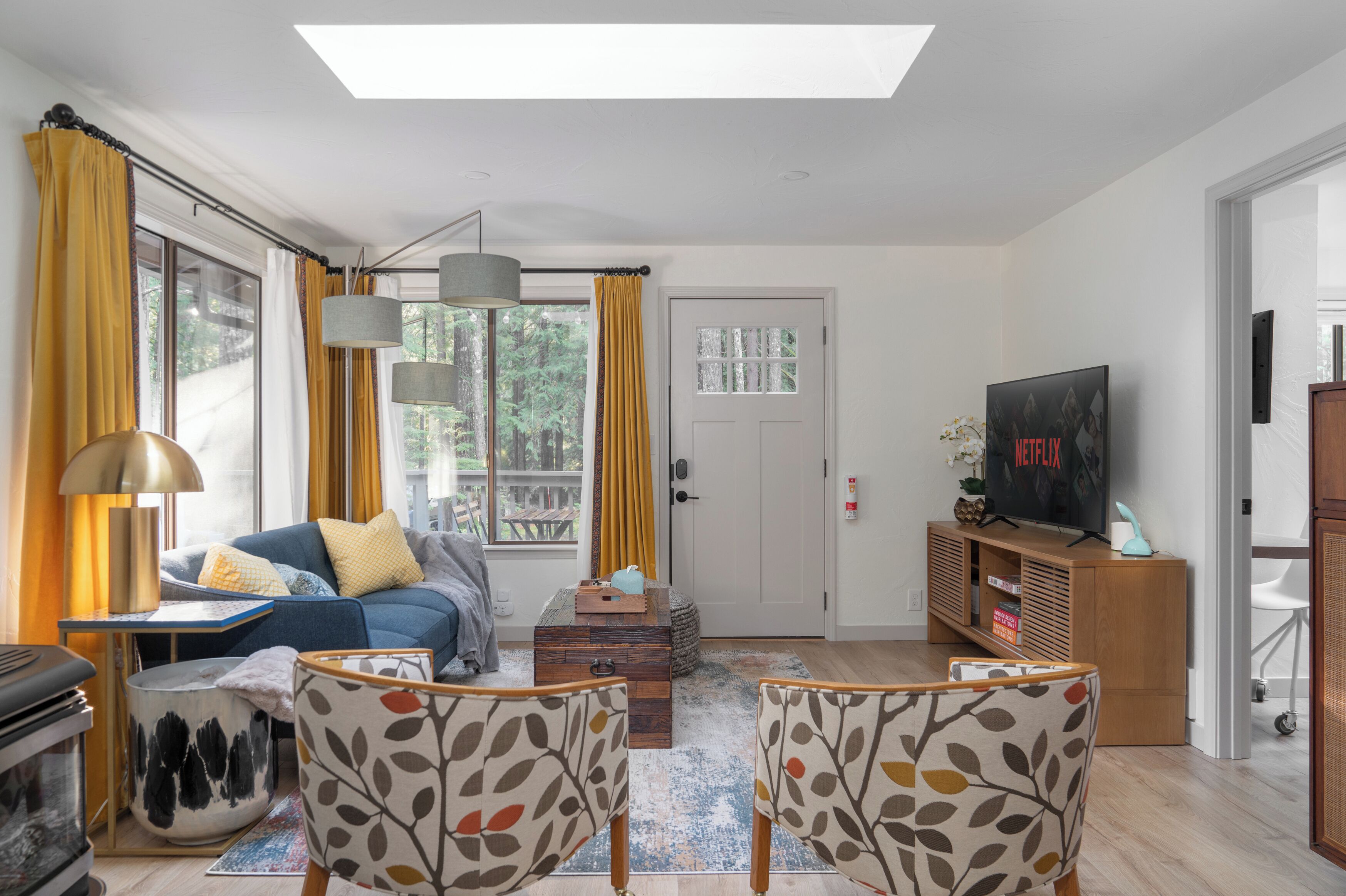 Smart-TV, Kamin, Bücher, Musikbibliothek