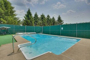 Pool - The Mountain Outpost | Cabin & Suite (Pleasant Mount)