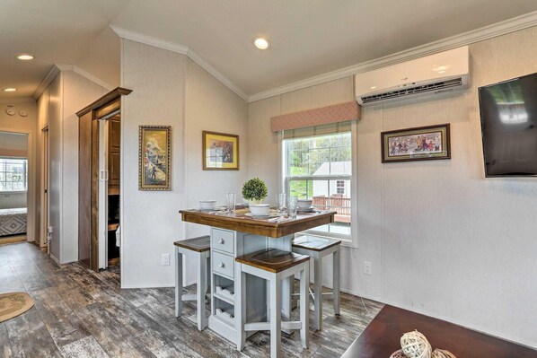 Dining - Family Cottage and Suite • Autumn Midweek - 35% OFF Promo! (Pleasant Mount)