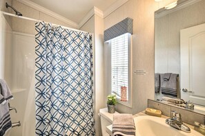 Shower, hair dryer, towels - Premium Cottages and Suites • Autumn Midweek - 35% OFF Promo! (Pleasant Mount)