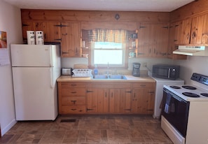 Mikrobølgeovn, ovn, kokeplater og oppvaskmaskin