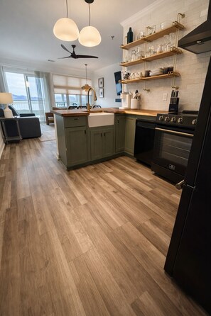 Fridge, oven, stovetop, dishwasher