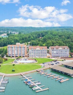 Exterior - FULLY updated: Step-Free access 2BR2BA 2King & 1 queen. BEAUTIFUL & Pet friendly (Huddleston)