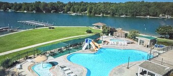 FULLY updated: Step-Free access 2BR2BA 2King & 1 queen. BEAUTIFUL & Pet friendly