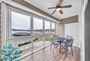 Interior - FULLY updated: Step-Free access 2BR2BA 2King & 1 queen. BEAUTIFUL & Pet friendly (Huddleston)