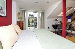 2 bedrooms, iron/ironing board, free WiFi, bed sheets - Bohemian maisonette, over three floors with a south facing terrace for sunsets (London)