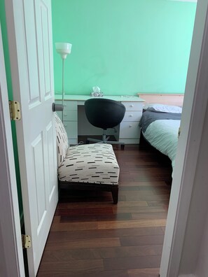 1 chambre, coffre-fort, fer et planche à repasser